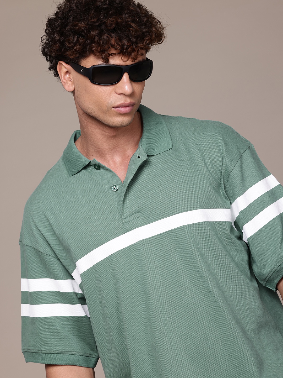 The Roadster Lifestyle Co. Men Striped Polo Collar Pure Cotton Relaxed Fit T-shirt, Green
The Roadster Lifestyle Co. Men Striped Polo Collar Pure Cotton Relaxed Fit T-shirt, Green
