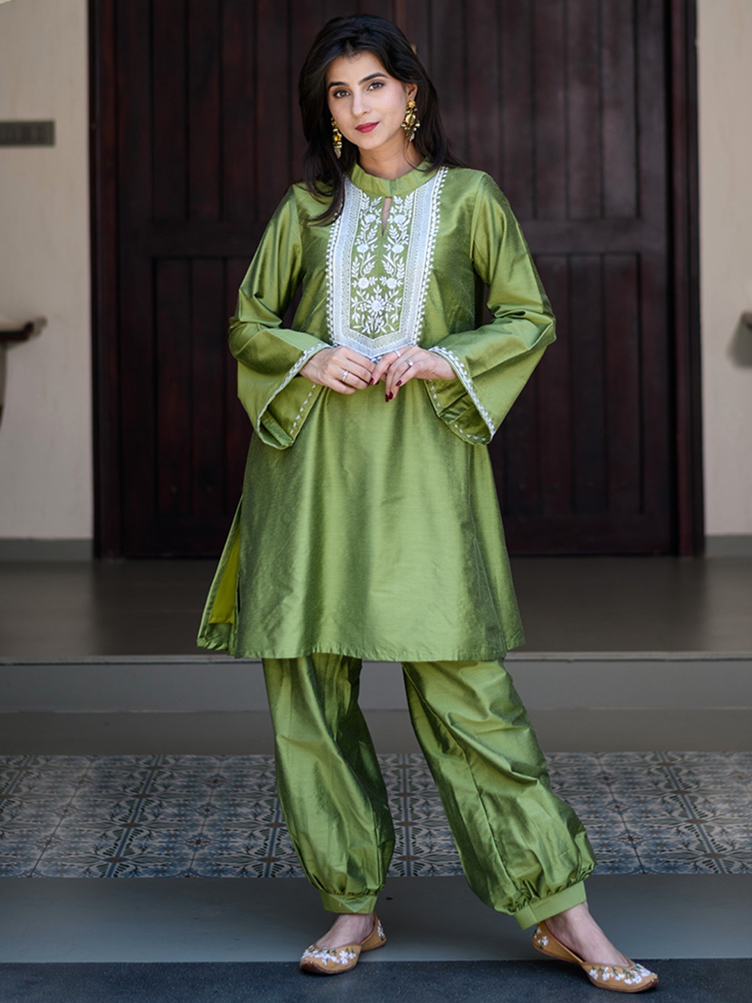 Label Shaurya Sanadhya Ethnic Motifs Yoke Design Regular Thread Work Kurta with Salwar, Green
Label Shaurya Sanadhya Ethnic Motifs Yoke Design Regular Thread Work Kurta with Salwar, Green