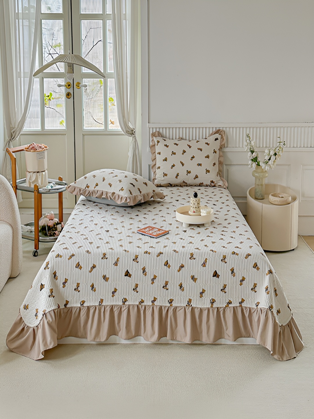 JC HOME White & Beige Conversational 162 TC Double King Bed Cover With 2 Pillow Covers
JC HOME White & Beige Conversational 162 TC Double King Bed Cover With 2 Pillow Covers