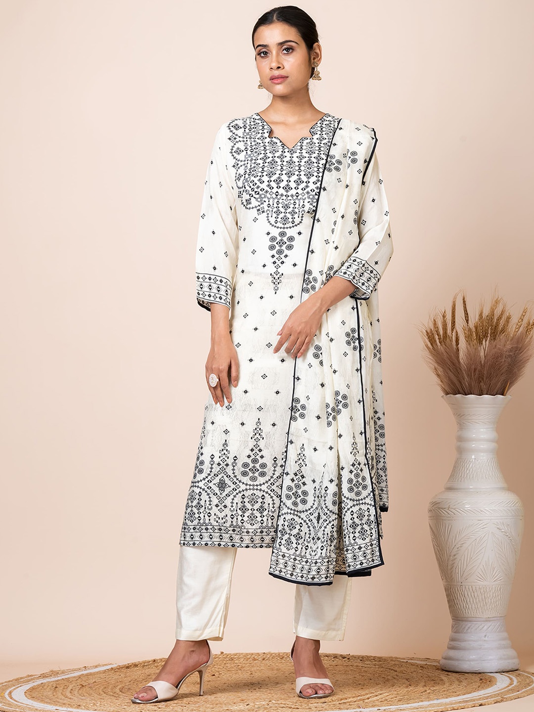 SARSO Ethnic Motifs Printed Regular Straight Kurta With Trousers & Dupatta, White
SARSO Ethnic Motifs Printed Regular Straight Kurta With Trousers & Dupatta, White
