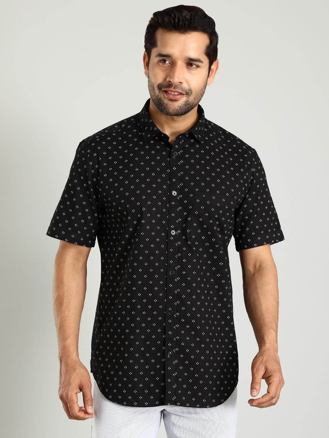 Indian Terrain Spread Collar Short Sleeves Classic Slim Fit Geometric Printed Casual Shirt, Black
Indian Terrain Spread Collar Short Sleeves Classic Slim Fit Geometric Printed Casual Shirt, Black