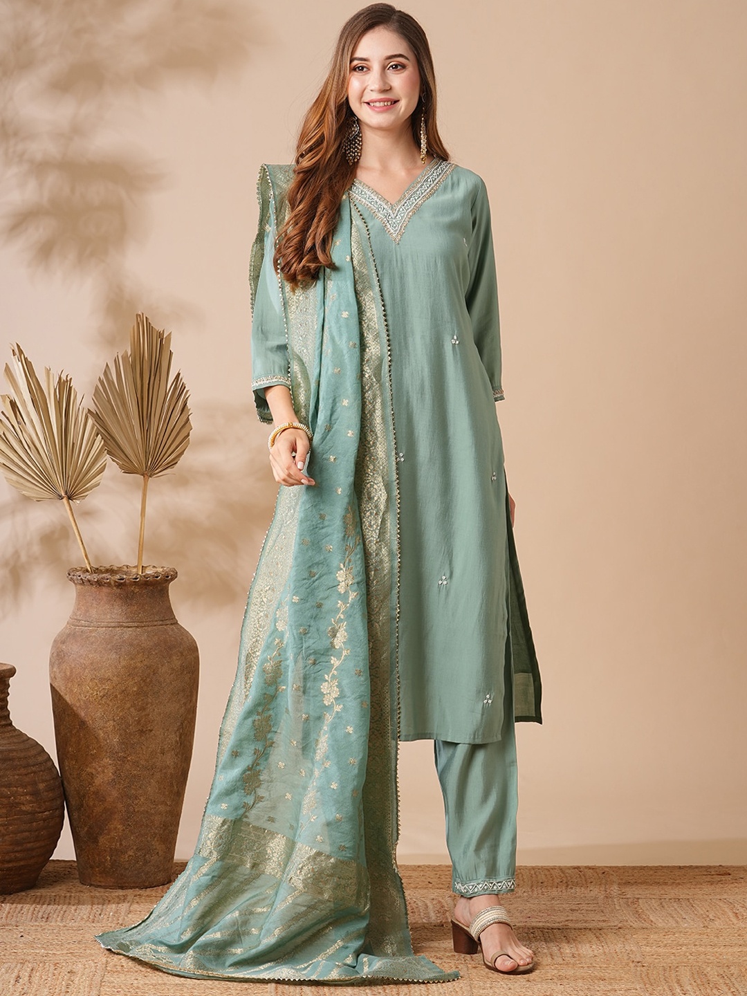 FASHOR Ethnic Motifs Embroidered V-Neck Straight Kurta with Trousers & Dupatta, Green
FASHOR Ethnic Motifs Embroidered V-Neck Straight Kurta with Trousers & Dupatta, Green