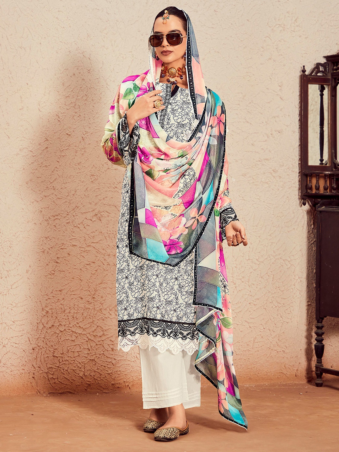 Indo Era Women Floral Printed Regular Thread Work Kurta with Trousers & With Dupatta, Off white
Indo Era Women Floral Printed Regular Thread Work Kurta with Trousers & With Dupatta, Off white
