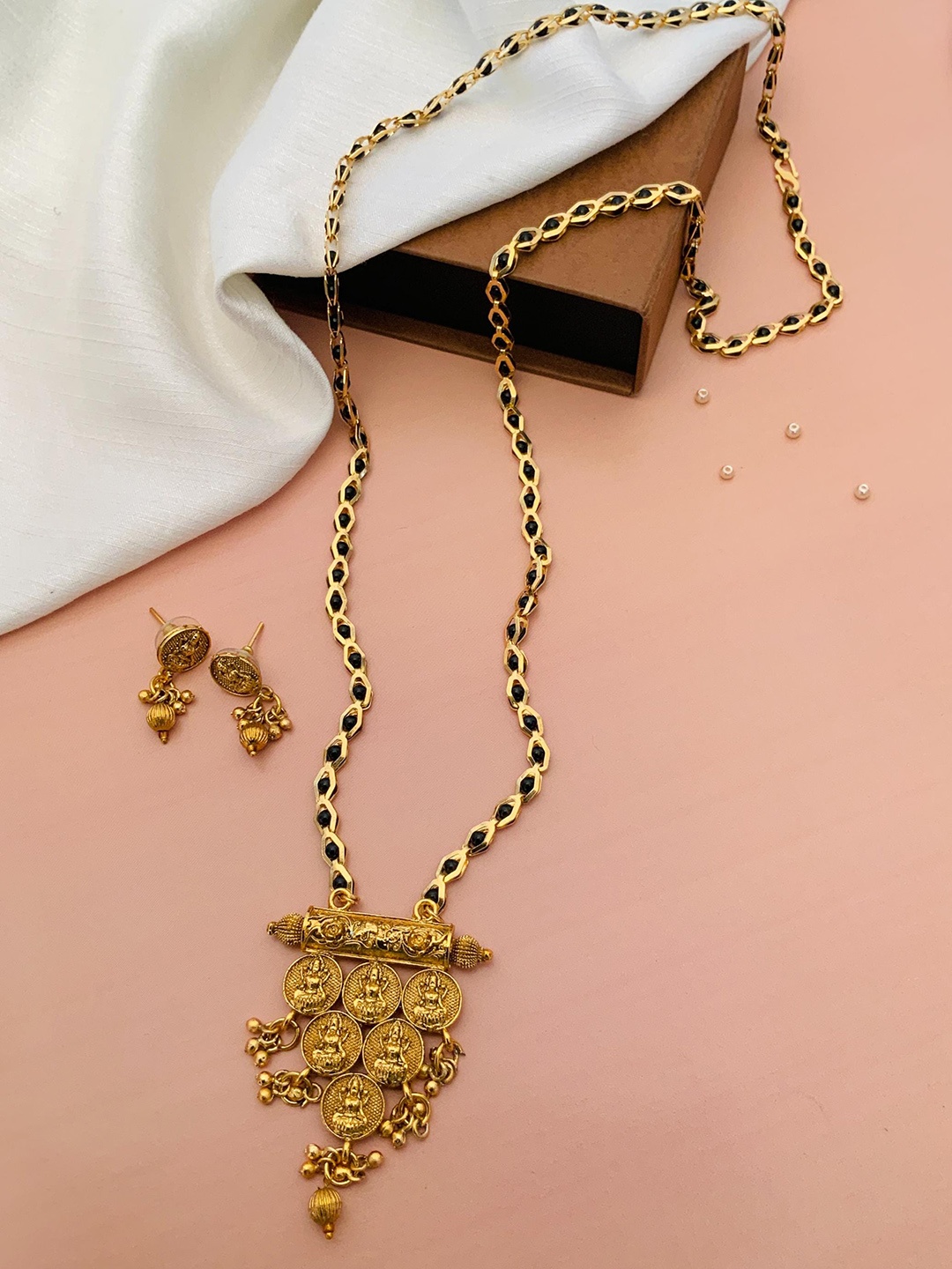 ABDESIGNS Gold-Plated Artificial Stones and Beads Women Mangalsutra With Pair Of Earrings
ABDESIGNS Gold-Plated Artificial Stones and Beads Women Mangalsutra With Pair Of Earrings
