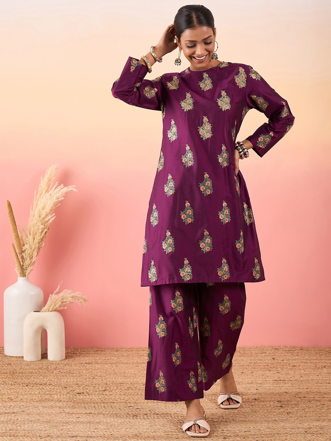 Madhuni Round Neck Floral Printed Regular Sequinned Straight Kurta with Palazzos, Purple
Madhuni Round Neck Floral Printed Regular Sequinned Straight Kurta with Palazzos, Purple