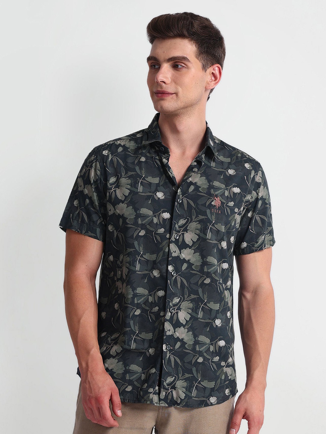 U.S. Polo Assn. Denim Co. Men Slim Fit Floral Printed Spread Collar Casual Shirt, Blue
U.S. Polo Assn. Denim Co. Men Slim Fit Floral Printed Spread Collar Casual Shirt, Blue