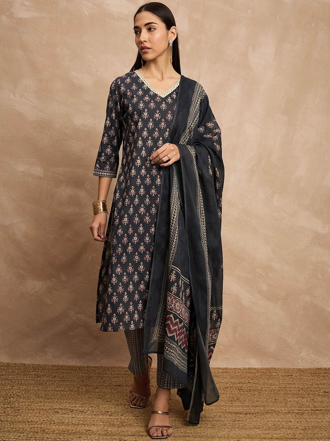 all about you Floral Printed V-Neck Pure Cotton Straight Kurta with Trousers & Dupatta, Grey
all about you Floral Printed V-Neck Pure Cotton Straight Kurta with Trousers & Dupatta, Grey