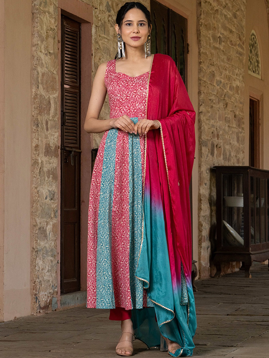 GAYRAA Sweetheart Neck Sleeveless Floral Printed Pure Cotton Kurta with Trouser & Dupatta, Pink
GAYRAA Sweetheart Neck Sleeveless Floral Printed Pure Cotton Kurta with Trouser & Dupatta, Pink