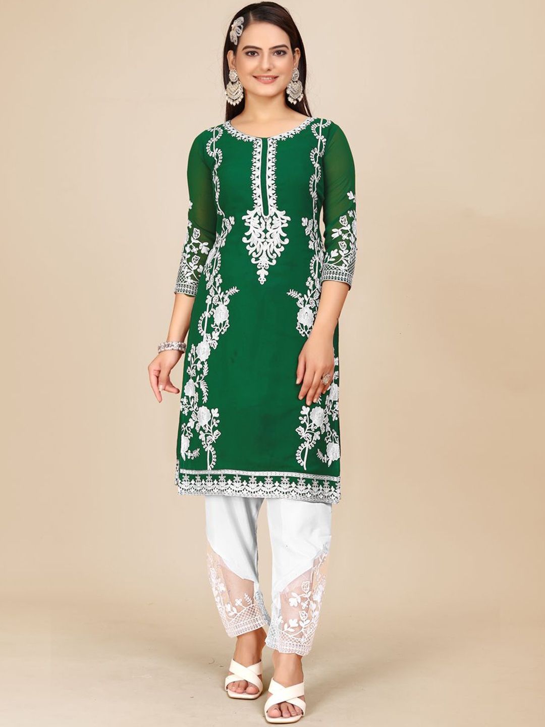 Fashion FRICKS Ethnic Motifs Round Neck Three-Quarter Sleeves Thread Work Kurta Set, Green
Fashion FRICKS Ethnic Motifs Round Neck Three-Quarter Sleeves Thread Work Kurta Set, Green
