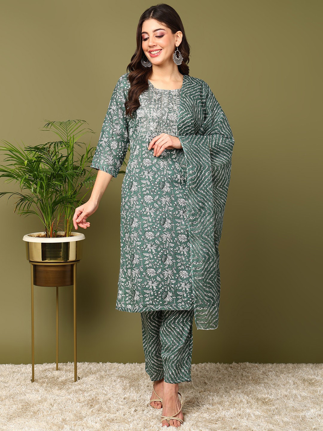 Anouk Women Floral Printed Regular Sequinned Kurta with Trousers & With Dupatta, Green
Anouk Women Floral Printed Regular Sequinned Kurta with Trousers & With Dupatta, Green