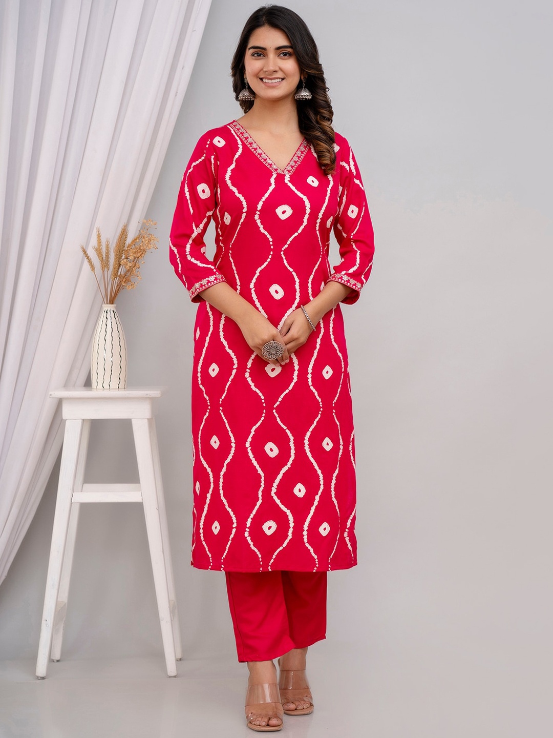 Veshviti Abstract Printed V-Neck Embroidered Sequinned Kurta with Trousers, Pink
Veshviti Abstract Printed V-Neck Embroidered Sequinned Kurta with Trousers, Pink