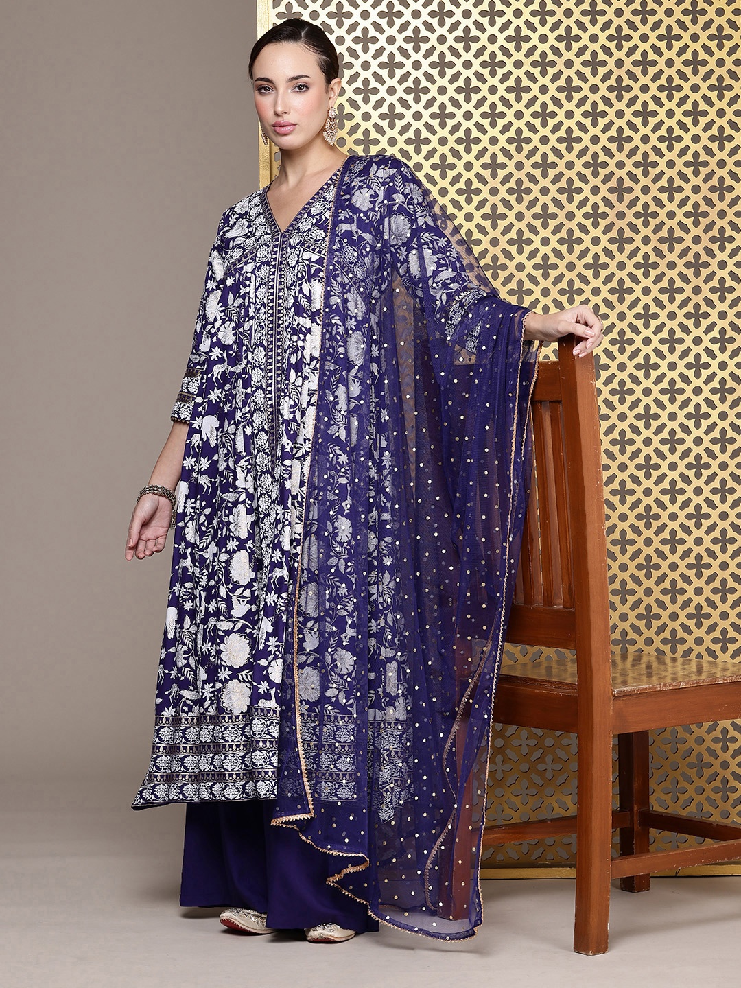 House of Pataudi Floral Printed High Slit Jashn Kurta with Palazzos & With Dupatta, Violet
House of Pataudi Floral Printed High Slit Jashn Kurta with Palazzos & With Dupatta, Violet