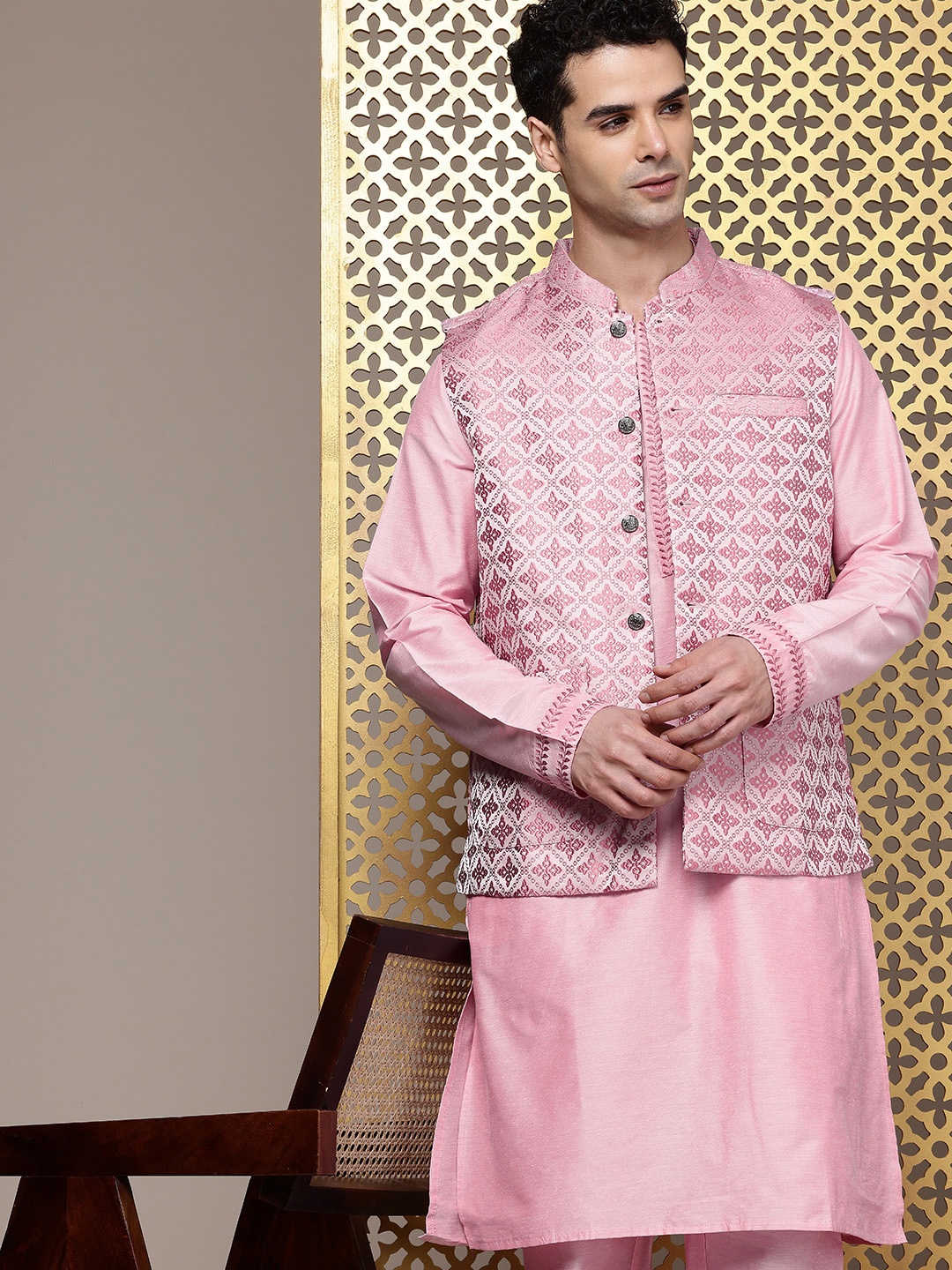 House of Pataudi Men Jashn Kurta With Trousers & Ethnic Motifs Thread Work Nehru Jacket, Pink
House of Pataudi Men Jashn Kurta With Trousers & Ethnic Motifs Thread Work Nehru Jacket, Pink