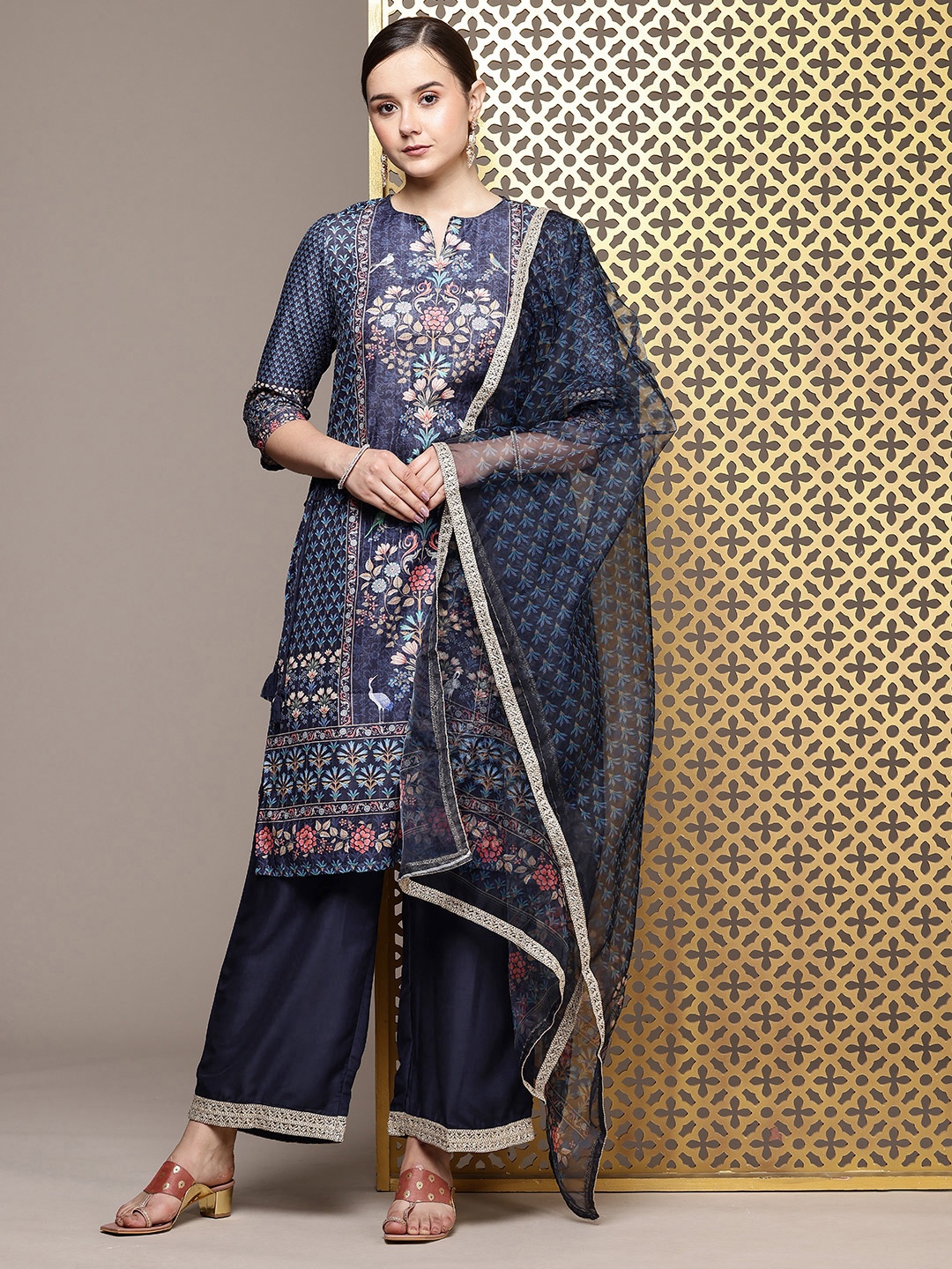 House of Pataudi Floral Printed Regular Jashn Kurta with Palazzos & Dupatta, Navy blue
House of Pataudi Floral Printed Regular Jashn Kurta with Palazzos & Dupatta, Navy blue