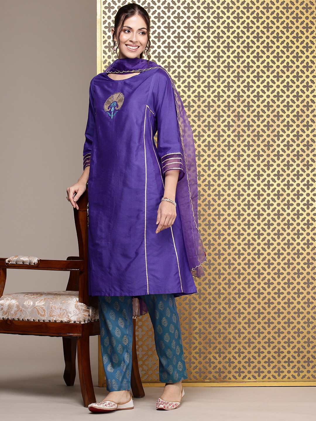 House of Pataudi Jashn Ethnic Motifs Embroidered Sequined Kurta With Trousers & Dupatta, Blue
House of Pataudi Jashn Ethnic Motifs Embroidered Sequined Kurta With Trousers & Dupatta, Blue