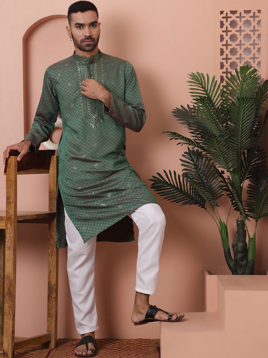 Jompers Ethnic Motifs Embroidered Mandarin Collar Long Sleeves Kurta with Pyjamas, Green
Jompers Ethnic Motifs Embroidered Mandarin Collar Long Sleeves Kurta with Pyjamas, Green