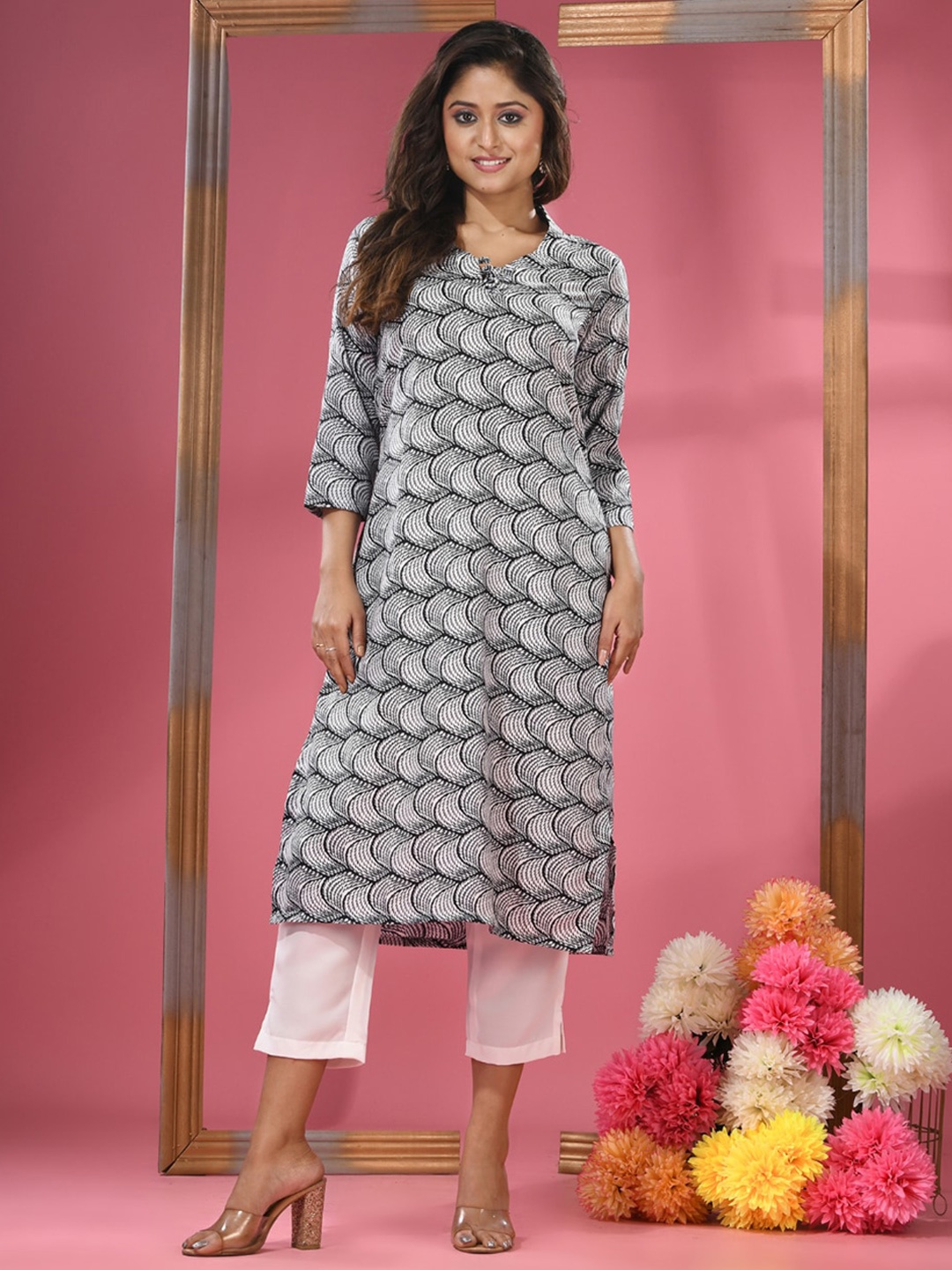 Charukriti Women Ethnic Motifs Printed Keyhole Neck Flared Sleeves Crepe Kurta, Black
Charukriti Women Ethnic Motifs Printed Keyhole Neck Flared Sleeves Crepe Kurta, Black