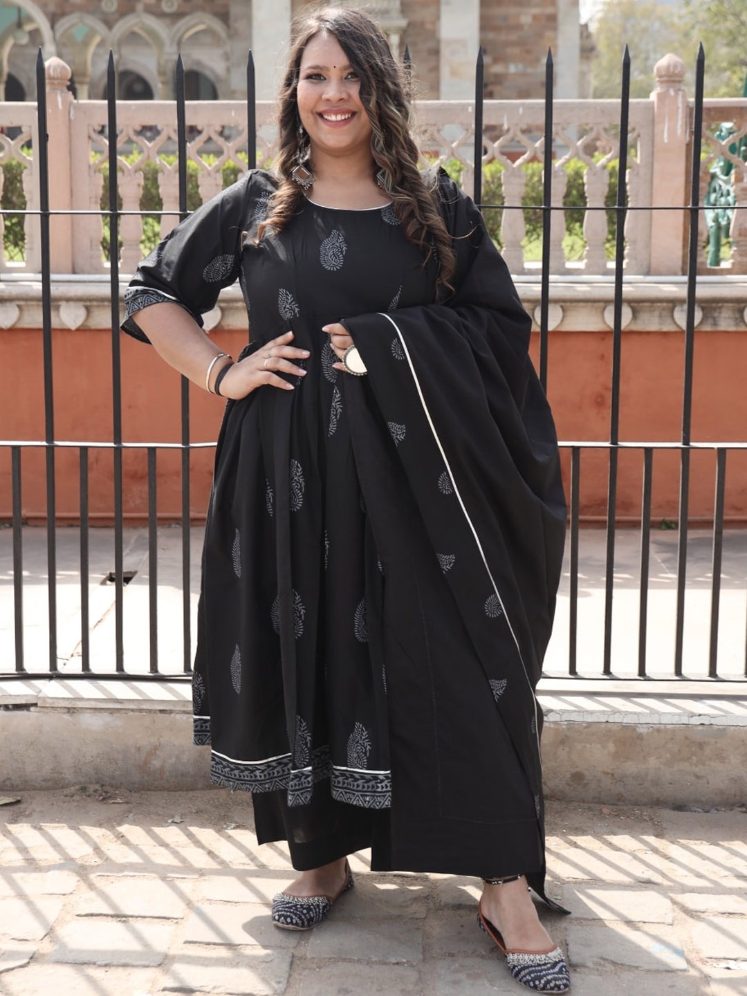 Swadeshi Shringaar Women Printed Pure Cotton Anarkali Kurta With Trousers & Dupatta Set, Black
Swadeshi Shringaar Women Printed Pure Cotton Anarkali Kurta With Trousers & Dupatta Set, Black