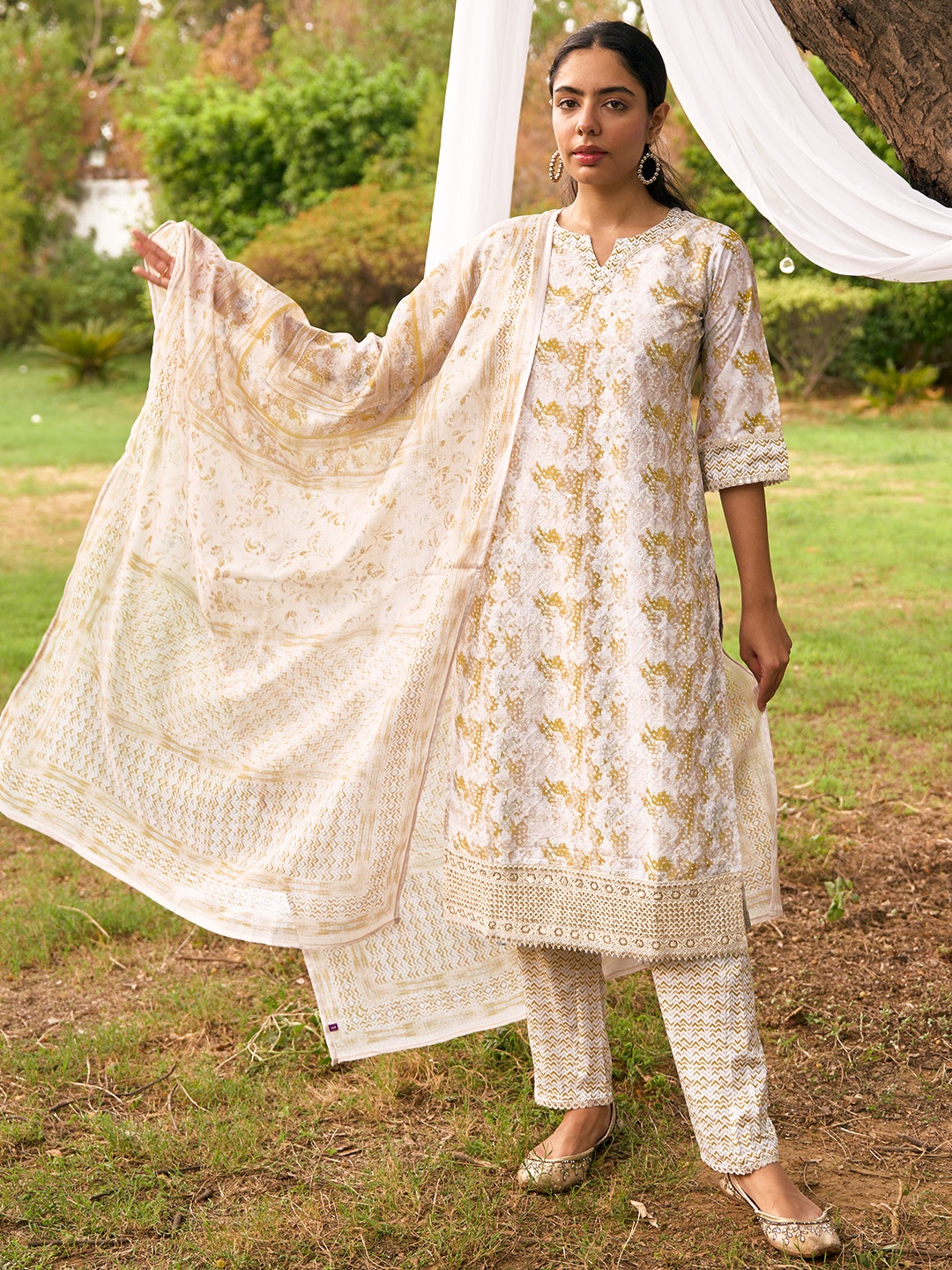 Libas Notched Neck Flared Sleeves Ethnic Embroidered Kurta with Palazzo & Dupatta, Beige
Libas Notched Neck Flared Sleeves Ethnic Embroidered Kurta with Palazzo & Dupatta, Beige