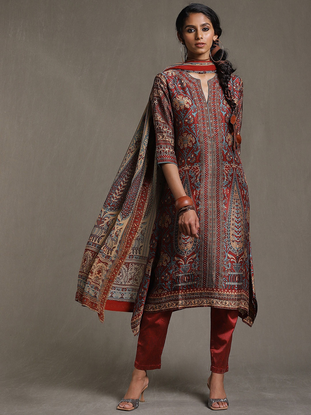 Ritu Kumar Women Ethnic Motifs Printed Regular Pure Silk Kurta Trousers & Dupatta, Maroon
Ritu Kumar Women Ethnic Motifs Printed Regular Pure Silk Kurta Trousers & Dupatta, Maroon