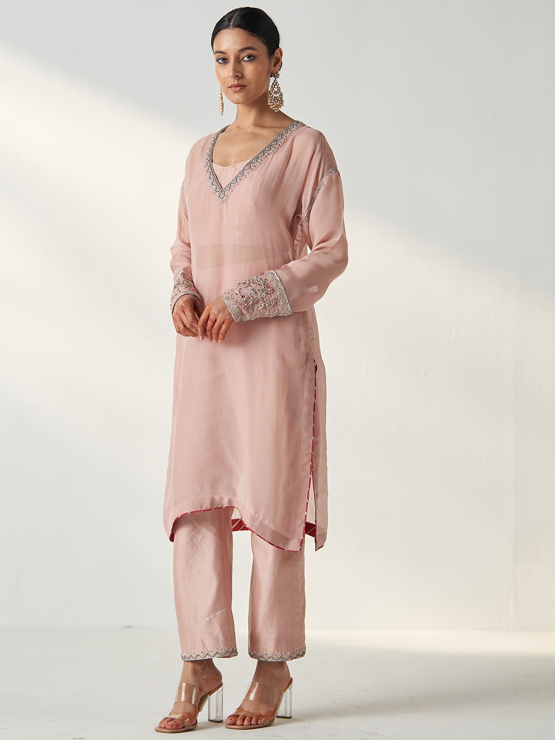 STUDIO BAGECHAA Women Floral Embroidered Regular Thread Work Kurta with Trousers, Pink
STUDIO BAGECHAA Women Floral Embroidered Regular Thread Work Kurta with Trousers, Pink