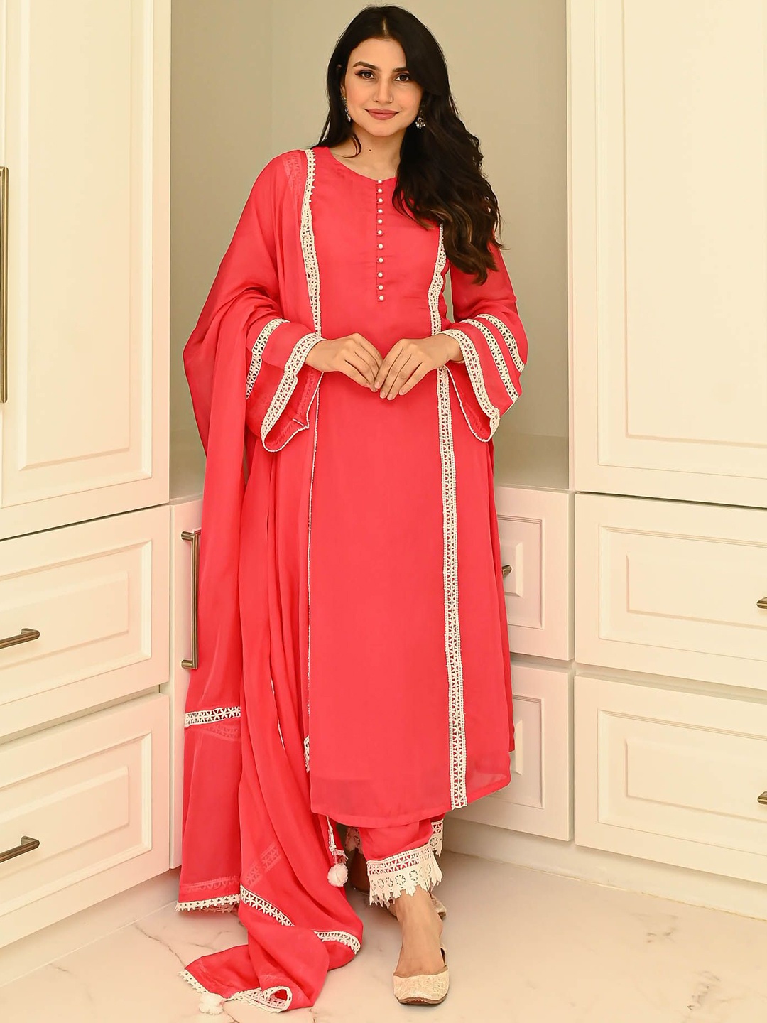 Bunaai Women Ethnic Motifs Regular Thread Work Kurta with Trousers & With Dupatta, Pink
Bunaai Women Ethnic Motifs Regular Thread Work Kurta with Trousers & With Dupatta, Pink
