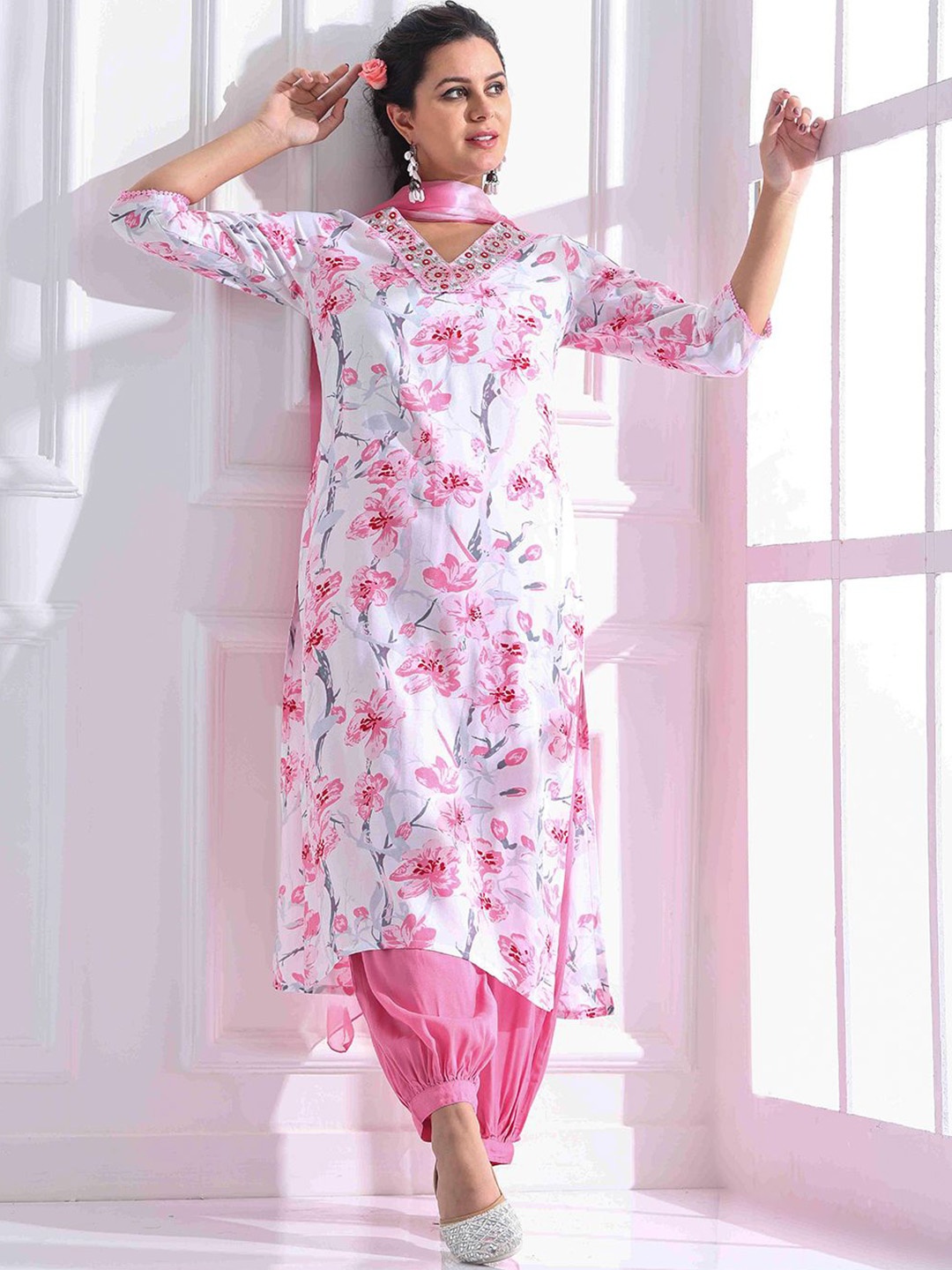 Anouk Pink Floral Embroidered Gotta Patti V-Neck Straight Kurta With Salwar & Dupatta, White
Anouk Pink Floral Embroidered Gotta Patti V-Neck Straight Kurta With Salwar & Dupatta, White