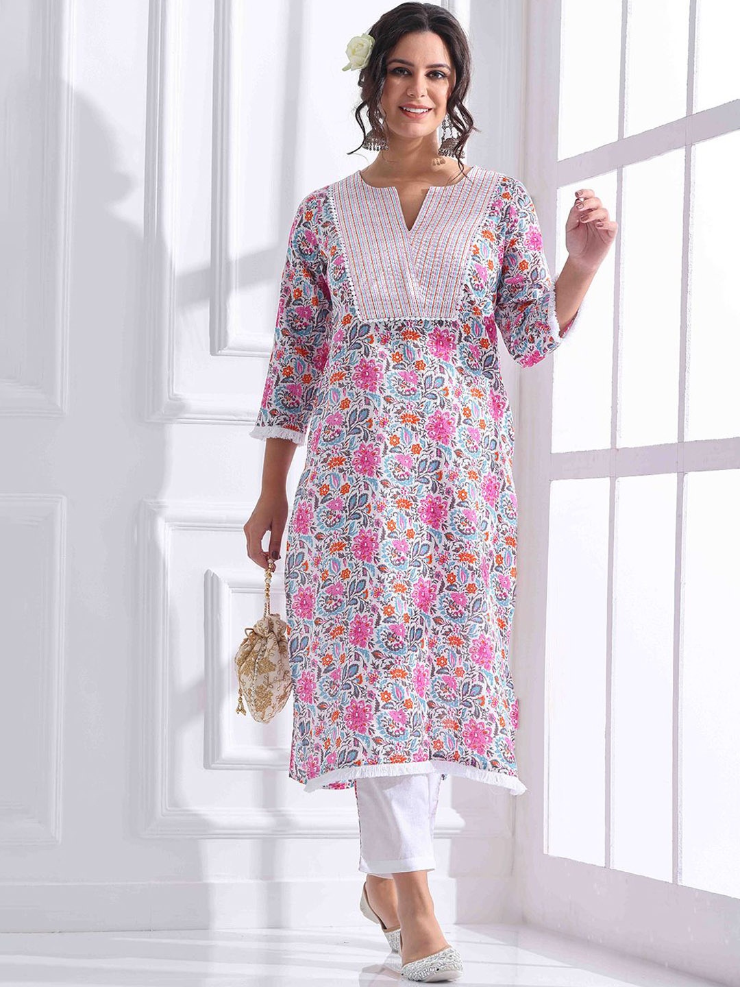 Anouk Women Floral Printed Regular Kantha Work Pure Cotton Kurta with Trousers, White
Anouk Women Floral Printed Regular Kantha Work Pure Cotton Kurta with Trousers, White