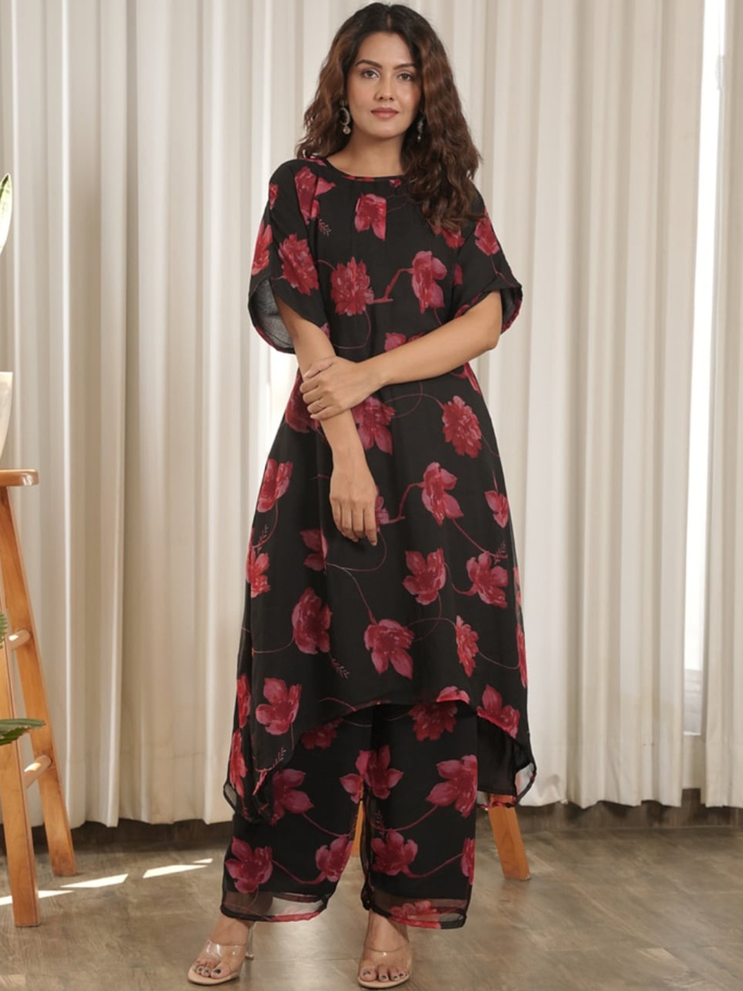OneWe Floral Printed Round Neck Flared Sleeves Asymmetric Casual Tunic With Trousers, Black
OneWe Floral Printed Round Neck Flared Sleeves Asymmetric Casual Tunic With Trousers, Black