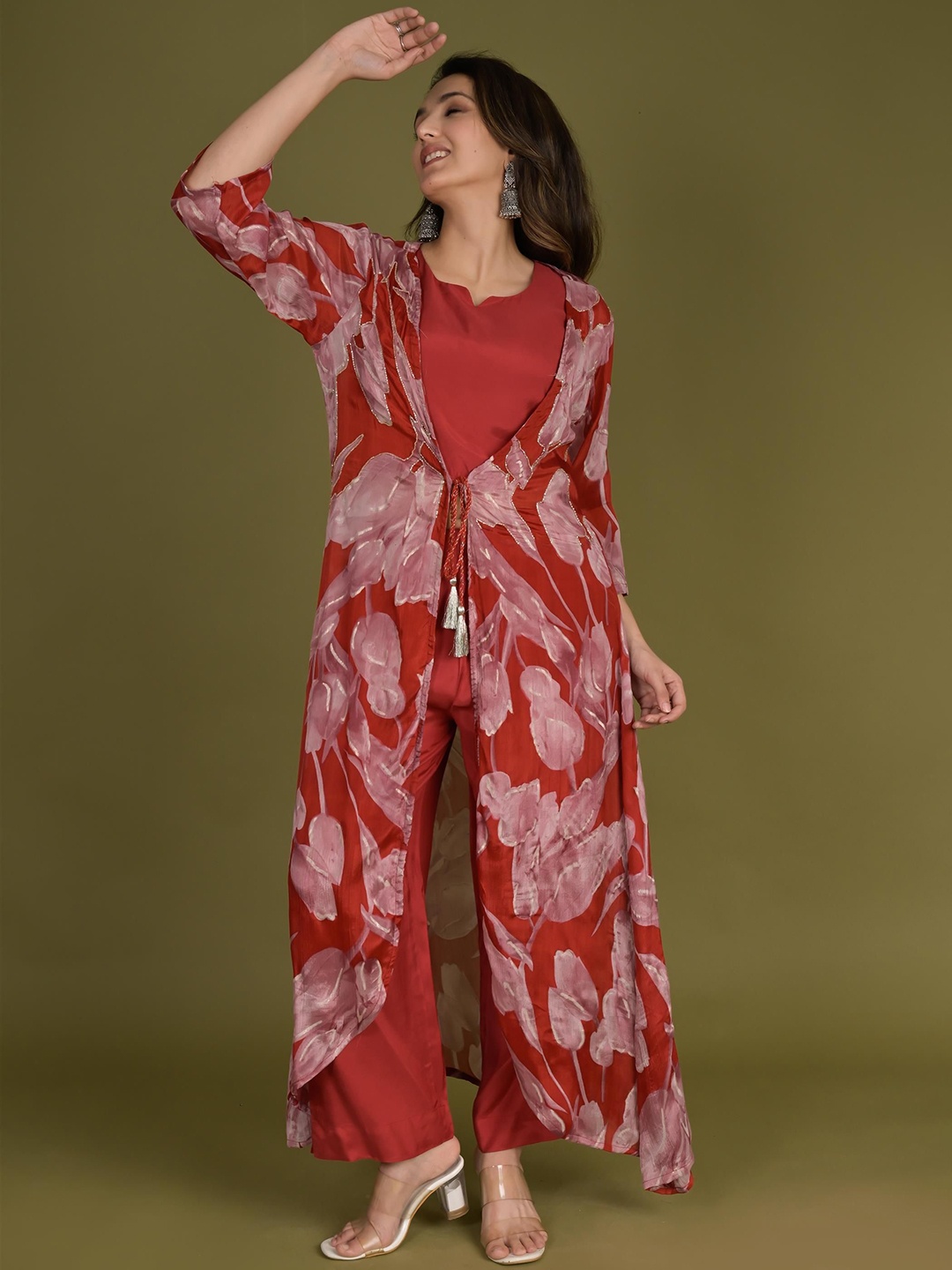 SHOOLIN Floral Printed Regular Gotta Patti Straight Top with Trousers And Shrug, Maroon
SHOOLIN Floral Printed Regular Gotta Patti Straight Top with Trousers And Shrug, Maroon