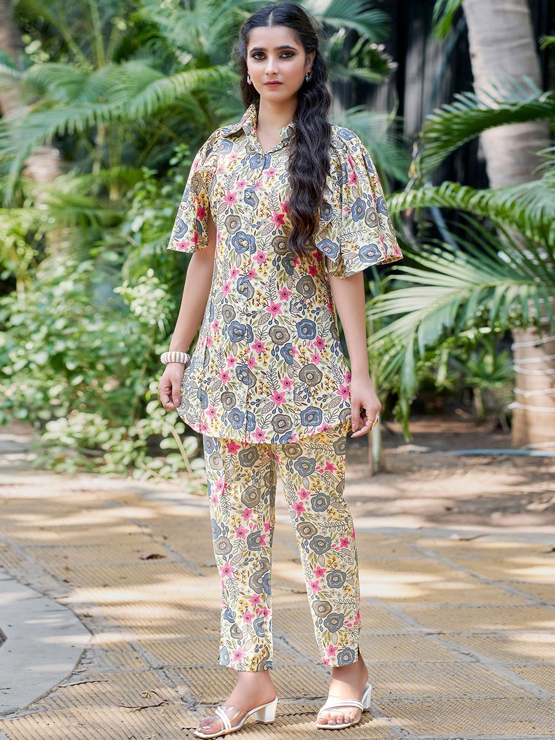 Peachmode Floral Printed Regular Beads and Stones Chanderi Silk Kurti with Trousers, Off white
Peachmode Floral Printed Regular Beads and Stones Chanderi Silk Kurti with Trousers, Off white