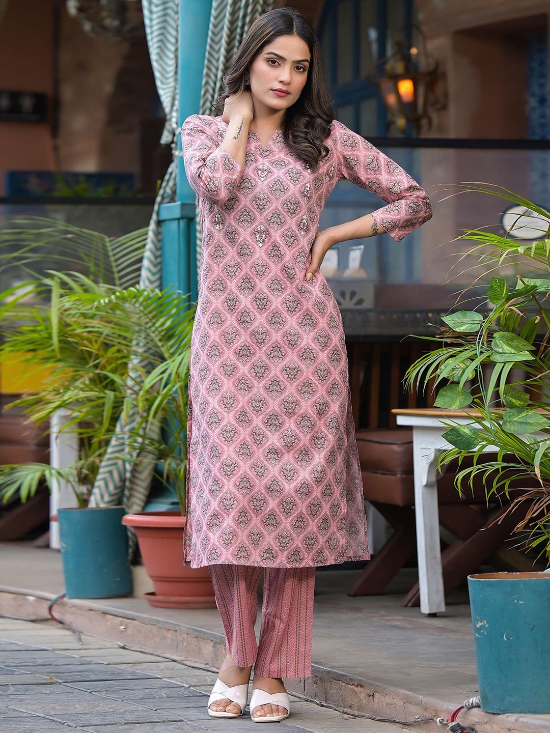 Peachmode Floral Printed Regular Thread Work Pure Cotton Kurta with Trousers, Pink
Peachmode Floral Printed Regular Thread Work Pure Cotton Kurta with Trousers, Pink