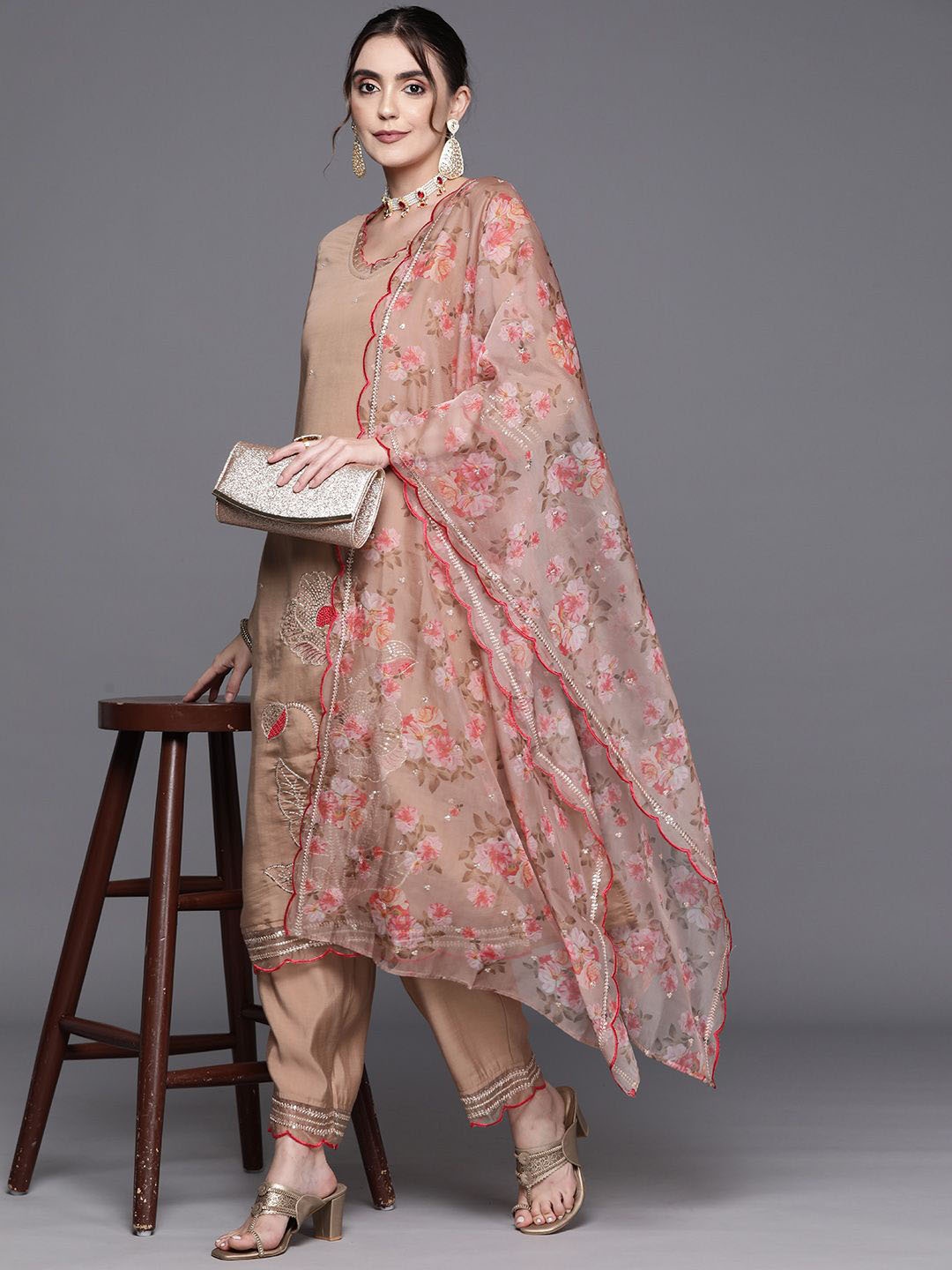 Indo Era Ethnic Motifs Embroidered V-Neck Three-Quarter Sleeves Sequinned Kurta Set, Brown
Indo Era Ethnic Motifs Embroidered V-Neck Three-Quarter Sleeves Sequinned Kurta Set, Brown