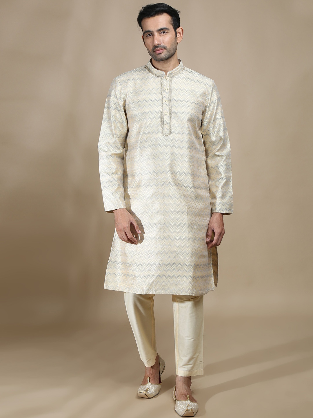 FILORI Chevron Printed Mandarin Collar Thread Work Art Silk Brocade Straight Kurta, Grey
FILORI Chevron Printed Mandarin Collar Thread Work Art Silk Brocade Straight Kurta, Grey