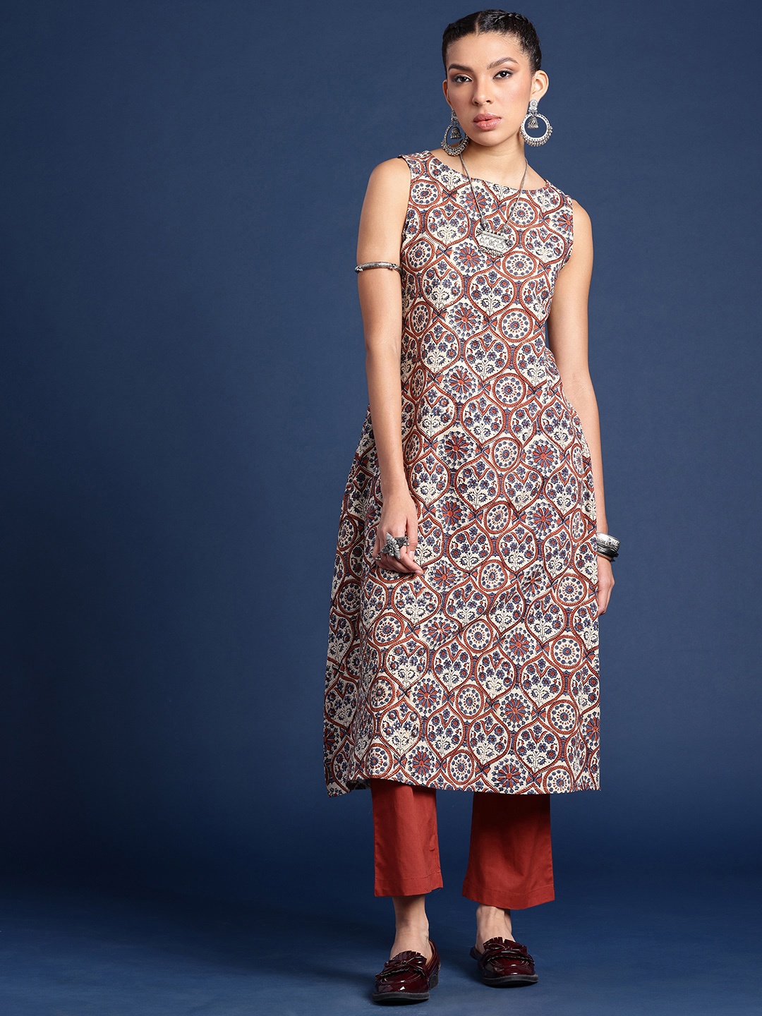 Taavi Indie Floral Printed Regular Pure Cotton Bagru Kurta with Trousers, Off white
Taavi Indie Floral Printed Regular Pure Cotton Bagru Kurta with Trousers, Off white
