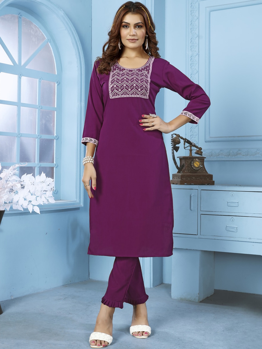 Rujave Ethnic Motifs Embroidered Regular Thread Work Straight Kurta & Trousers, Purple
Rujave Ethnic Motifs Embroidered Regular Thread Work Straight Kurta & Trousers, Purple