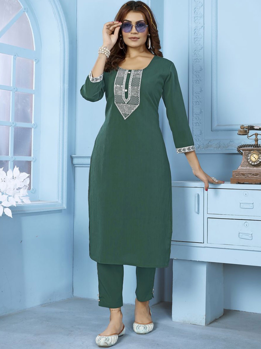 Rujave Ethnic Motifs Embroidered Regular Thread Work Straight Kurta & Trousers, Green
Rujave Ethnic Motifs Embroidered Regular Thread Work Straight Kurta & Trousers, Green