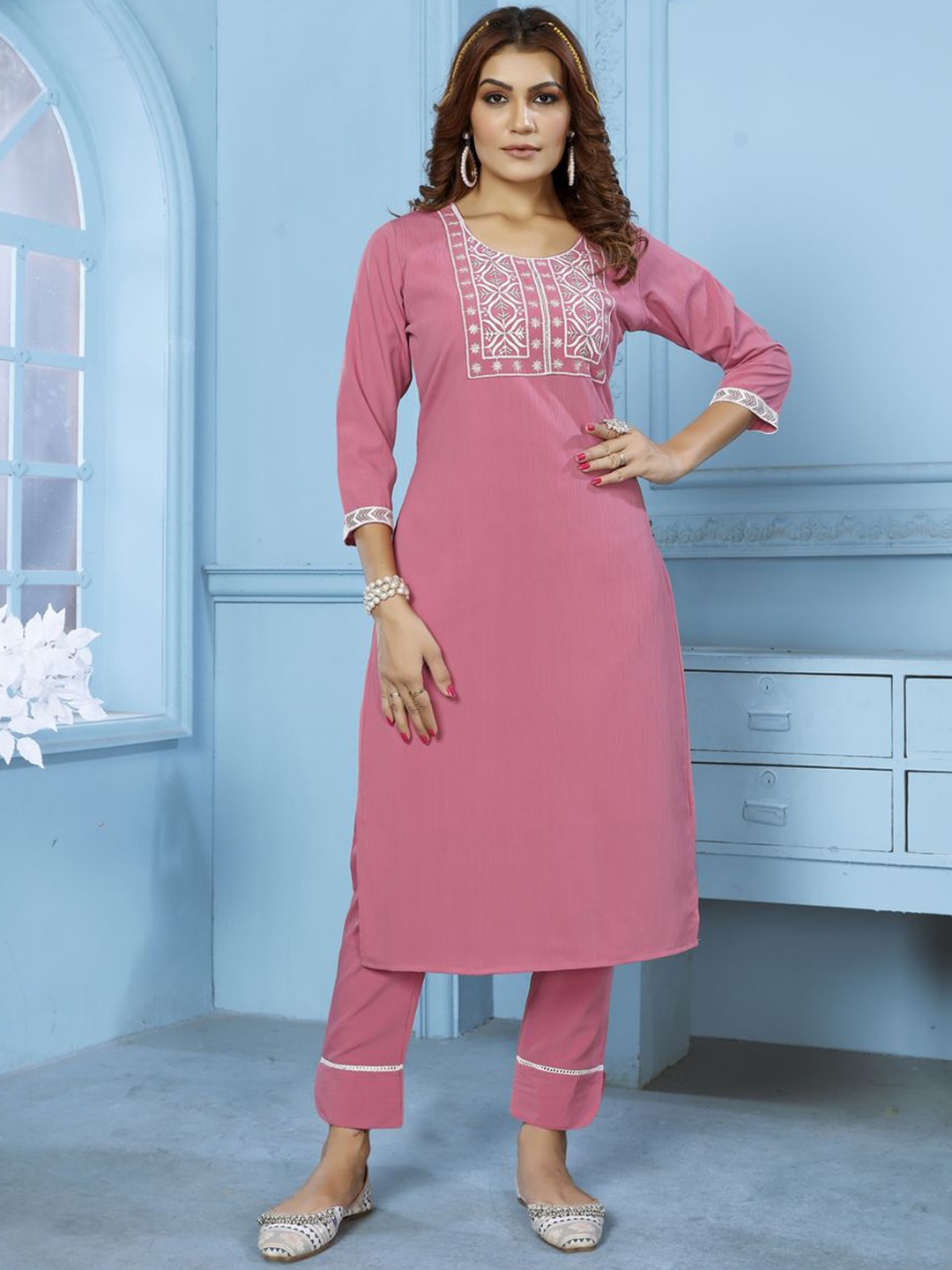 Rujave Ethnic Motifs Embroidered Regular Thread Work Straight Kurta & Trousers, Pink
Rujave Ethnic Motifs Embroidered Regular Thread Work Straight Kurta & Trousers, Pink