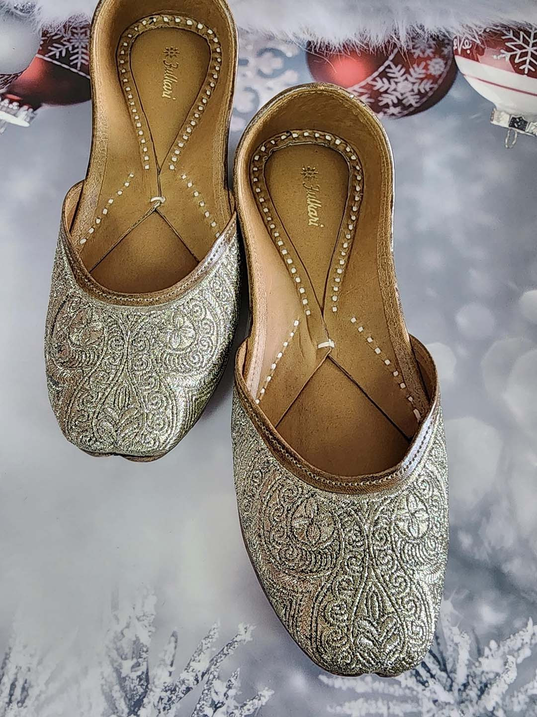 Fulkari Embellished Round Toe Leather Mojaris, Gold
Fulkari Embellished Round Toe Leather Mojaris, Gold