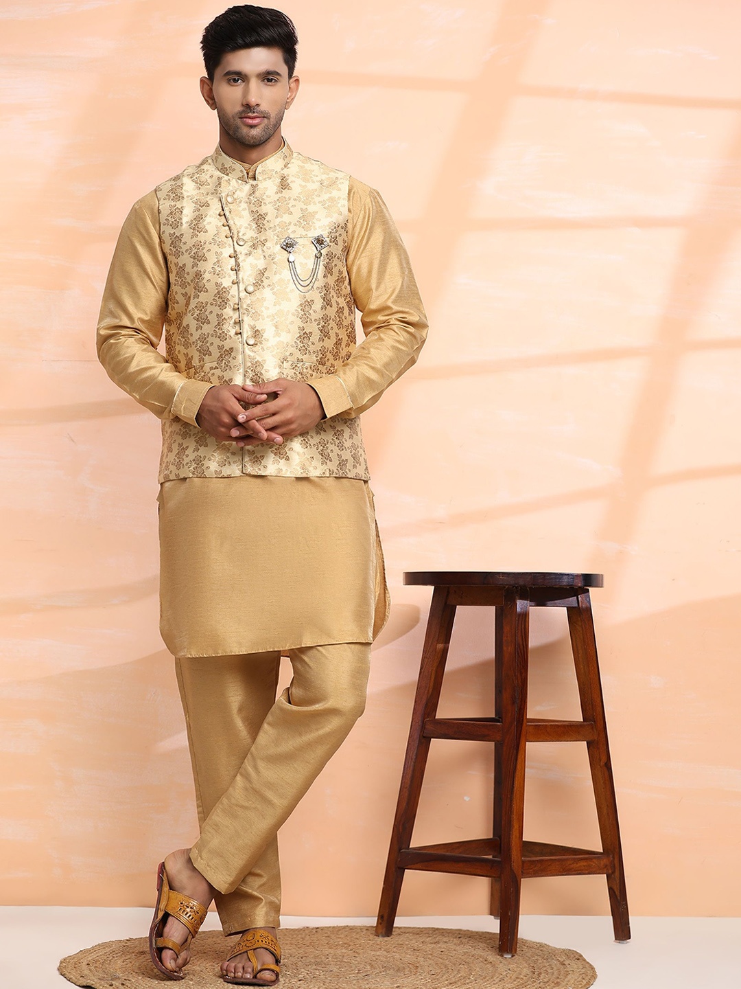 Pro-Ethic STYLE DEVELOPER Mandarin Collar Jacquard Straight Pure Silk Kurta With Trouser, Gold
Pro-Ethic STYLE DEVELOPER Mandarin Collar Jacquard Straight Pure Silk Kurta With Trouser, Gold