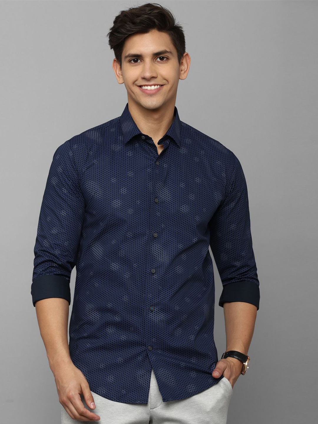 Louis Philippe Sport Spread Collar Long Sleeves Slim Fit Geometric Printed Casual Shirt, Navy blue
Louis Philippe Sport Spread Collar Long Sleeves Slim Fit Geometric Printed Casual Shirt, Navy blue