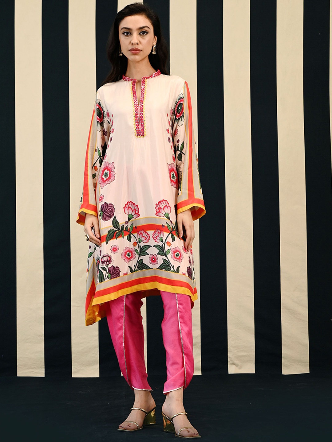 SWATI VIJAIVARGIE Ethnic Motifs Printed Regular Pure Silk Kurta with Dhoti Pants, Pink
SWATI VIJAIVARGIE Ethnic Motifs Printed Regular Pure Silk Kurta with Dhoti Pants, Pink