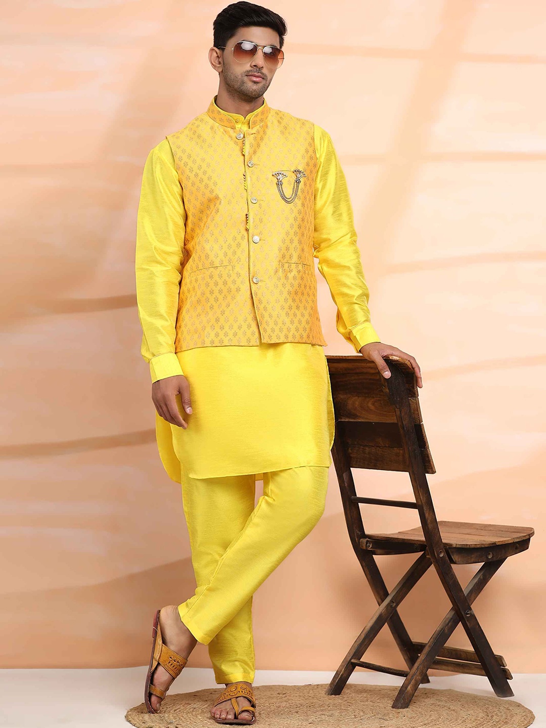 Pro-Ethic STYLE DEVELOPER Mandarin Collar Jacquard Straight Pure Silk Kurta With Trouser, Yellow
Pro-Ethic STYLE DEVELOPER Mandarin Collar Jacquard Straight Pure Silk Kurta With Trouser, Yellow