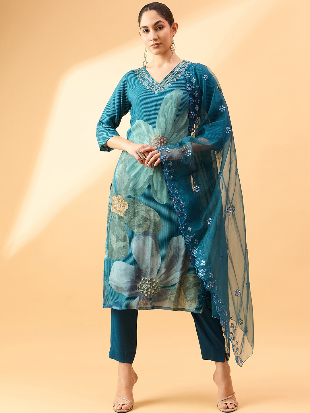 all about you Blue Floral Embroidered V-Neck Mirror Work Kurta with Trousers & Dupatta
all about you Blue Floral Embroidered V-Neck Mirror Work Kurta with Trousers & Dupatta
