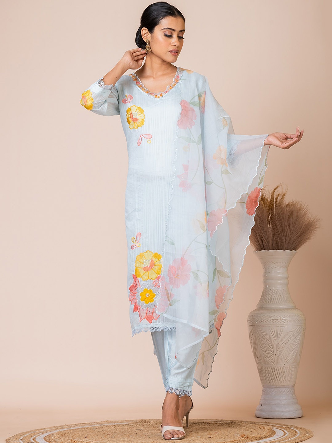 SARSO Floral Embroidered Regular Thread Work Kurta with Trousers & With Dupatta, Blue
SARSO Floral Embroidered Regular Thread Work Kurta with Trousers & With Dupatta, Blue