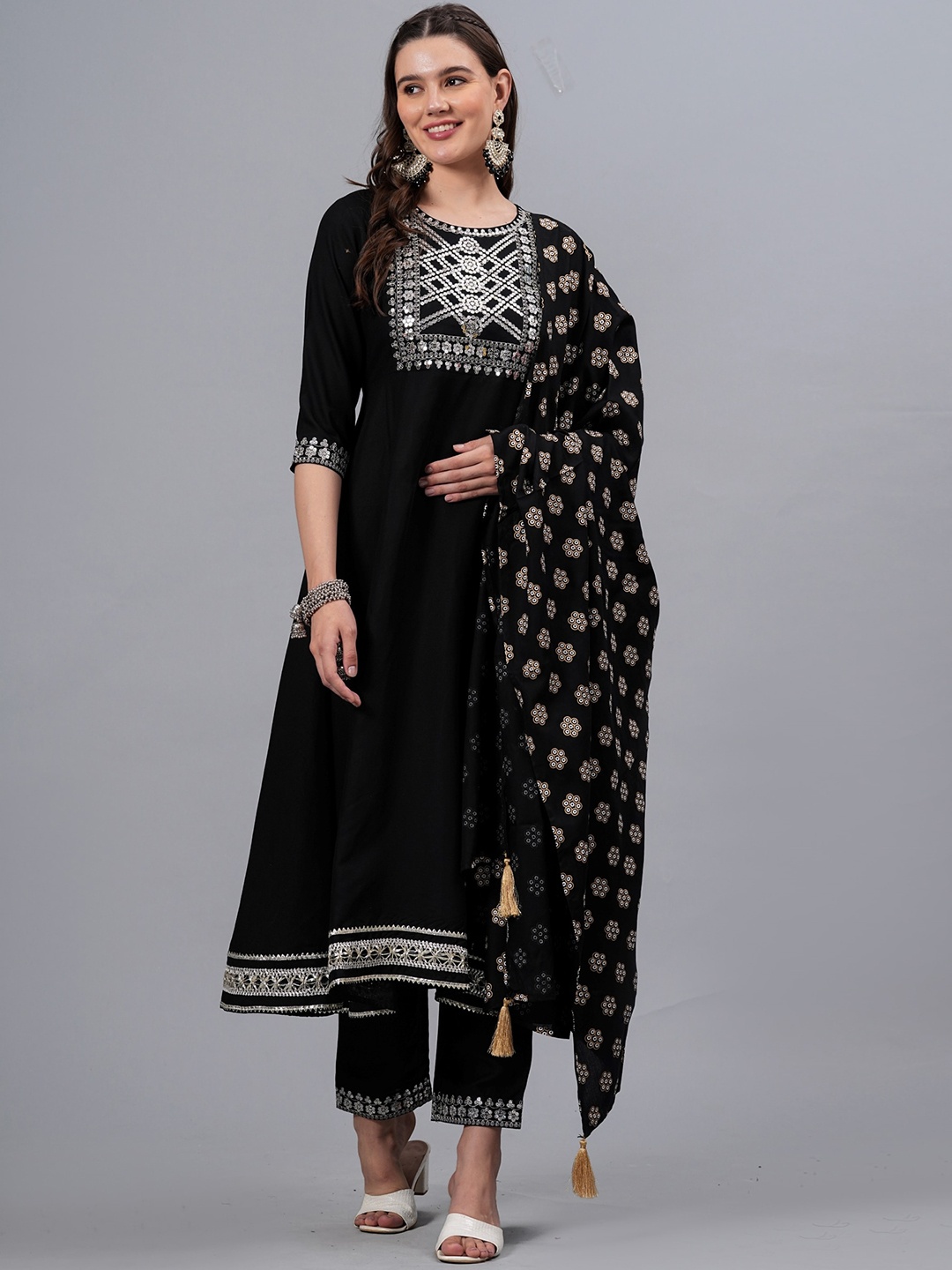 NEW4U Floral Embroidered Regular Sequinned Anarkali Kurta with Palazzos & Dupatta, Black
NEW4U Floral Embroidered Regular Sequinned Anarkali Kurta with Palazzos & Dupatta, Black