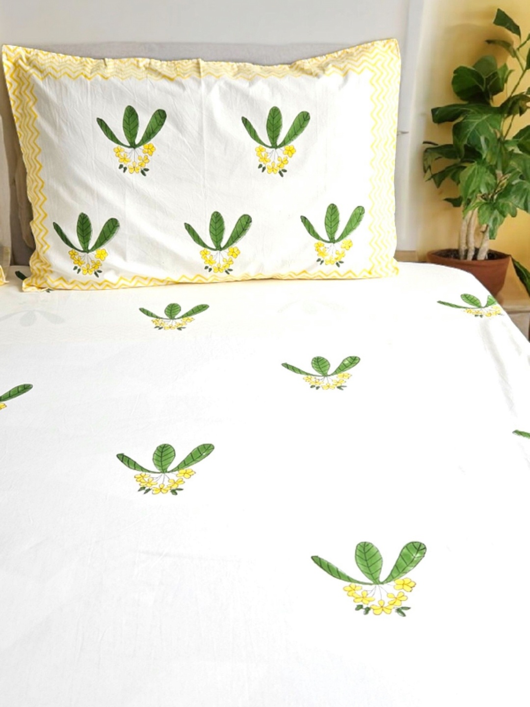 Feels Like Home White & Green Floral 300 TC Cotton King Bedsheet with 2 Pillow Covers
Feels Like Home White & Green Floral 300 TC Cotton King Bedsheet with 2 Pillow Covers