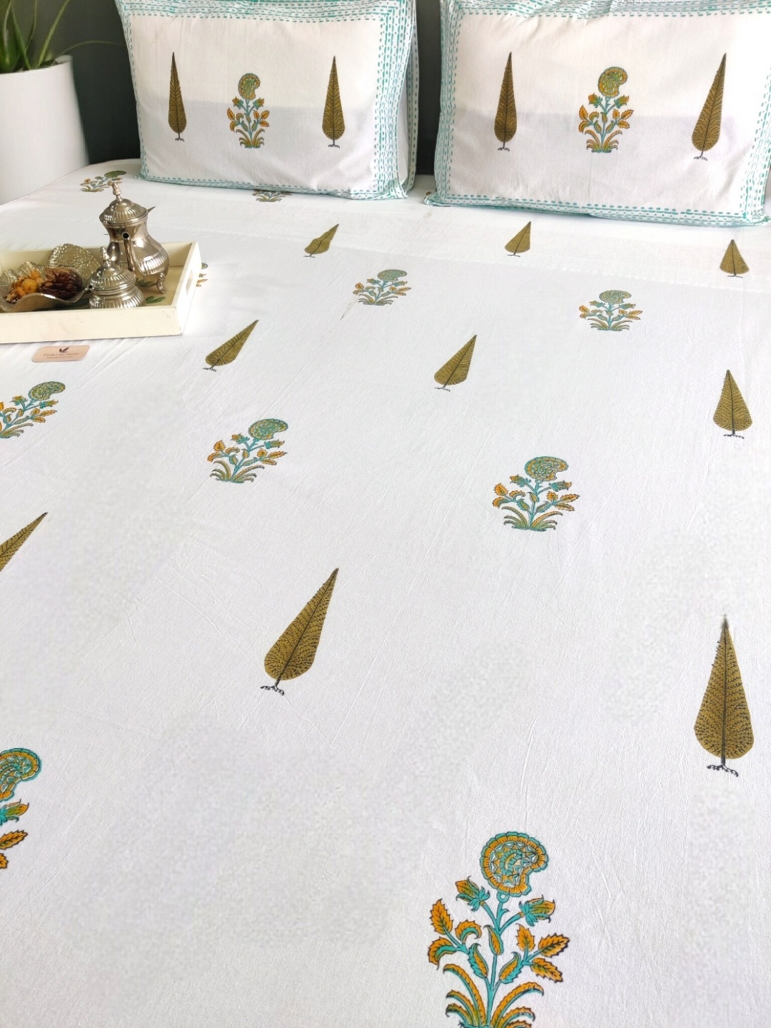 Feels Like Home Brown & White Ethnic Motifs 220 TC King Bedsheet with 2 Pillow Covers
Feels Like Home Brown & White Ethnic Motifs 220 TC King Bedsheet with 2 Pillow Covers
