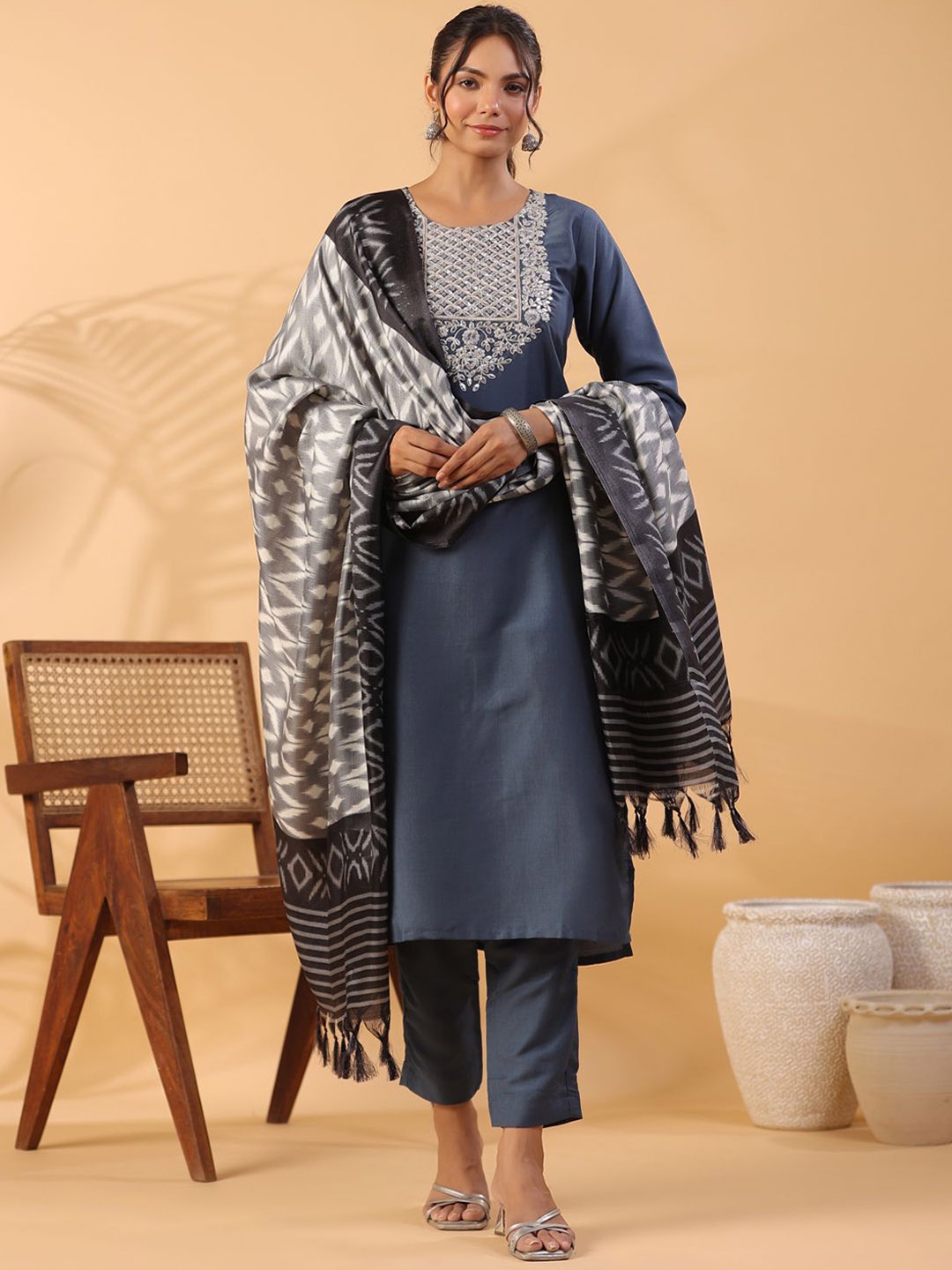 AURIELLA Ethnic Motifs Embroidered Gotta Patti Straight Kurta With Trousers & Dupatta, Grey
AURIELLA Ethnic Motifs Embroidered Gotta Patti Straight Kurta With Trousers & Dupatta, Grey