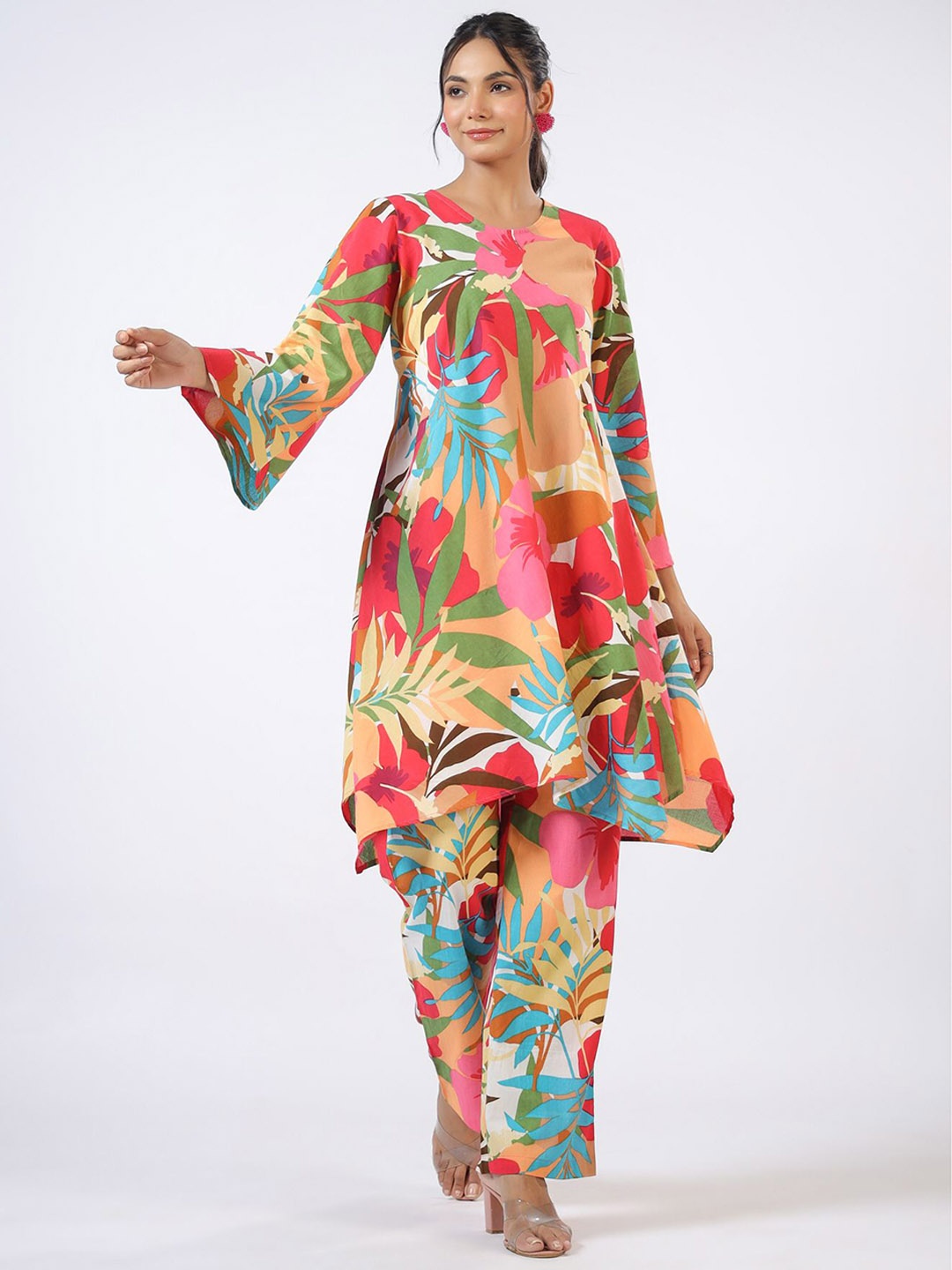 JISORA Red & Green Tropical Printed Round Neck Flared Sleeve Pure Cotton Tunic & Trousers
JISORA Red & Green Tropical Printed Round Neck Flared Sleeve Pure Cotton Tunic & Trousers